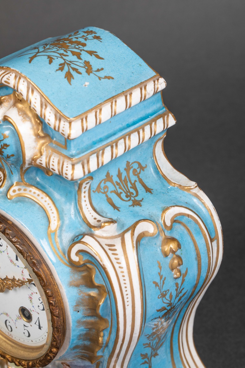Une pendule en porcelaine de style Louis XV, fin du XIXe siècle — 13