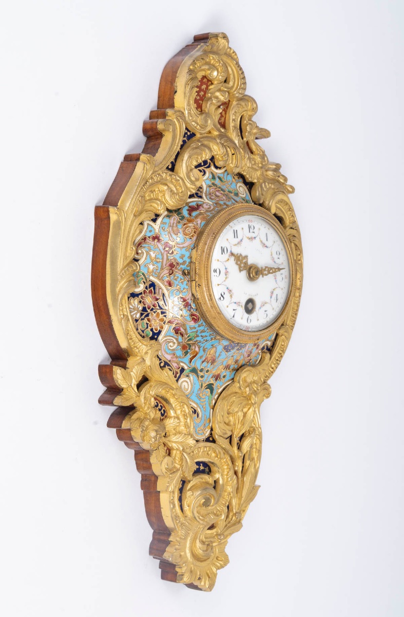 Cartel d’applique en bronze doré et émaux cloisonnés, style Louis XV, XIXe siècle — 7