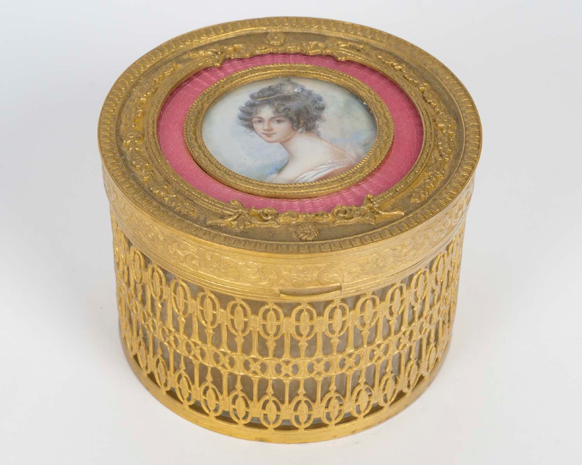 Un coffret à bijoux en bronze doré et émail rose, époque XIXe siècle — 2