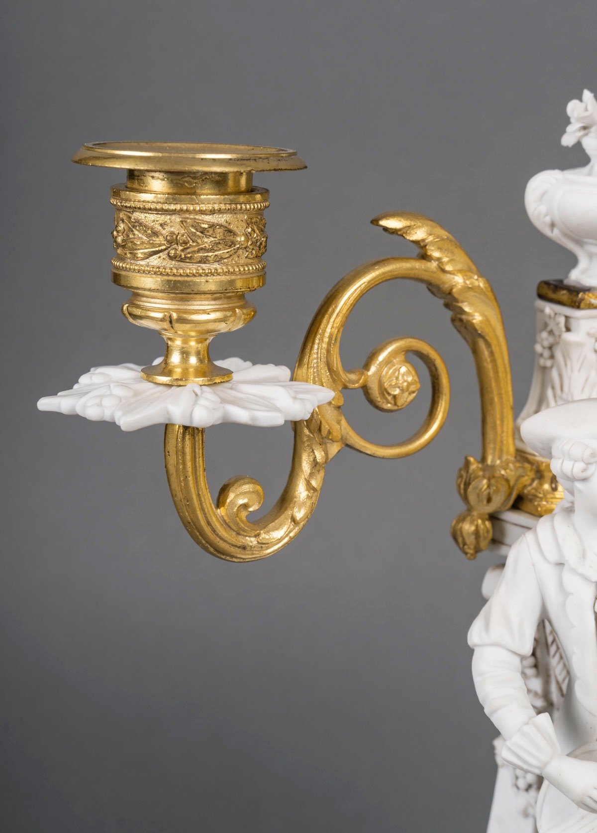 Garniture de cheminée en bronze doré et biscuit de Sèvres — 6