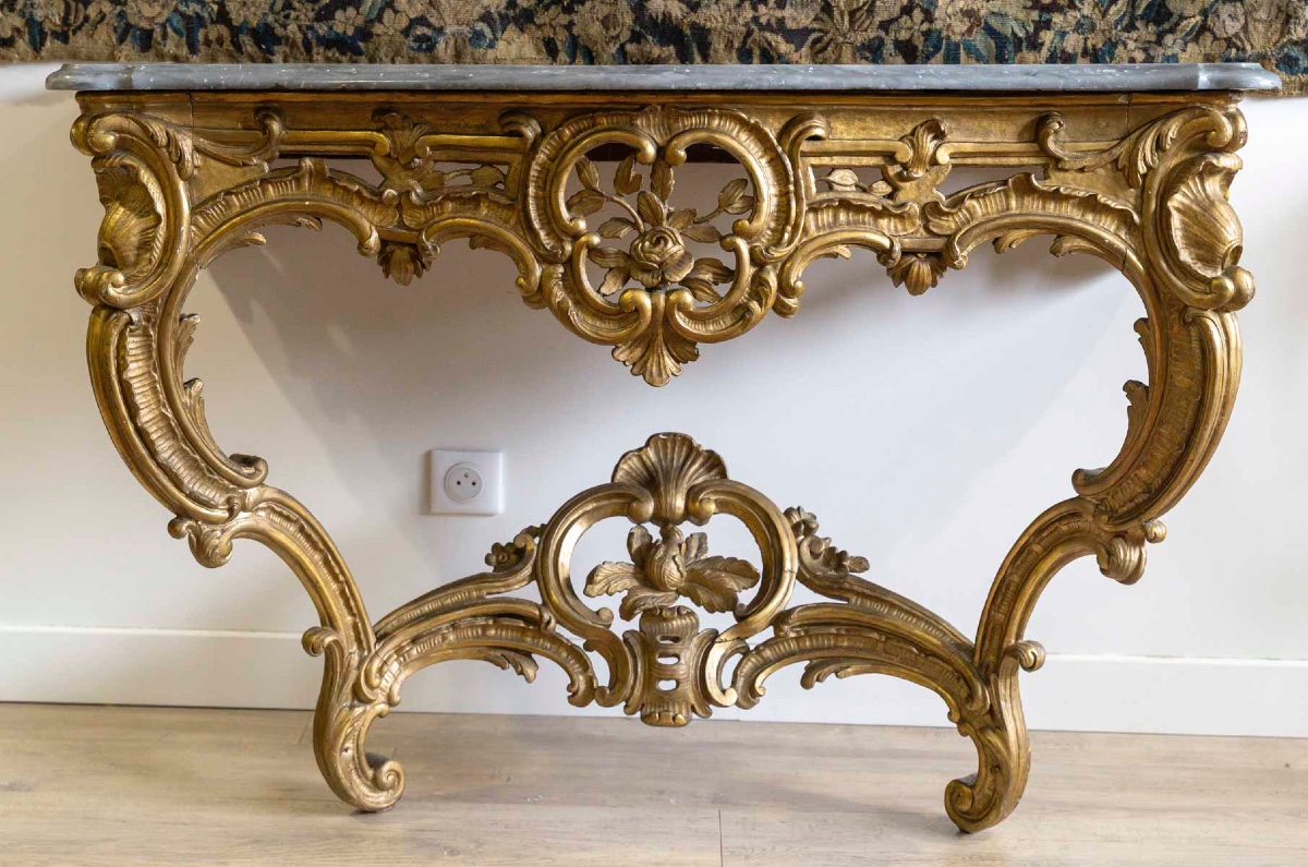 Une console en bois sculpté et doré, XVIIIe siècle — 5