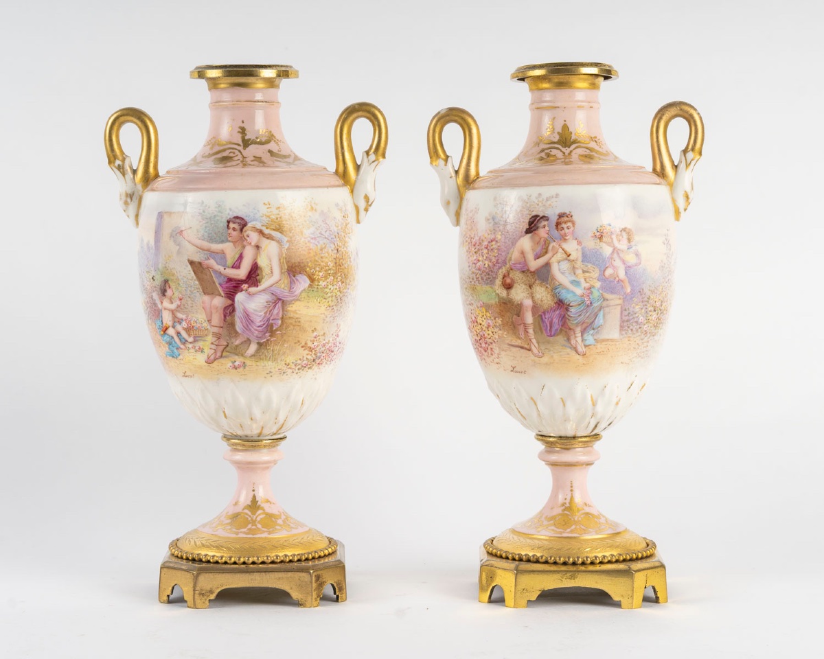 Paire de vases en porcelaine polychrome à décor peint à la main, style Sèvres – fin du XIXe siècle — 2