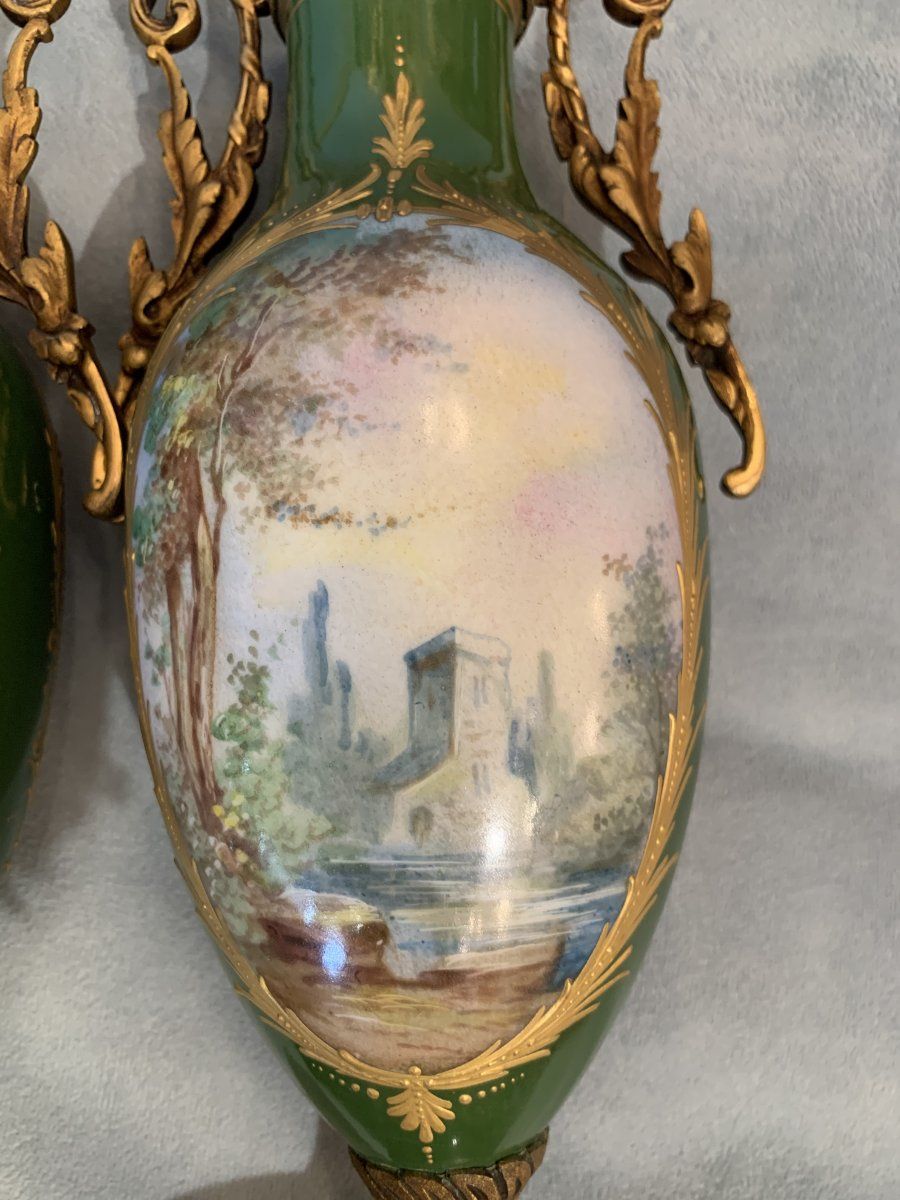 Paire de vases en porcelaine de Sèvres à décor de scènes galantes, époque Napoléon III — 9
