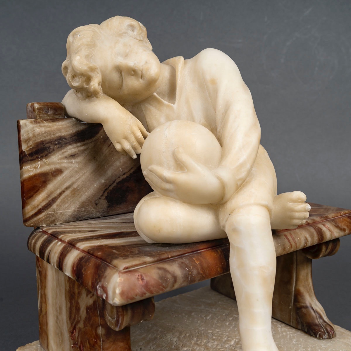 Une sculpture d'un enfant en albâtre, début du XXe siècle — 6