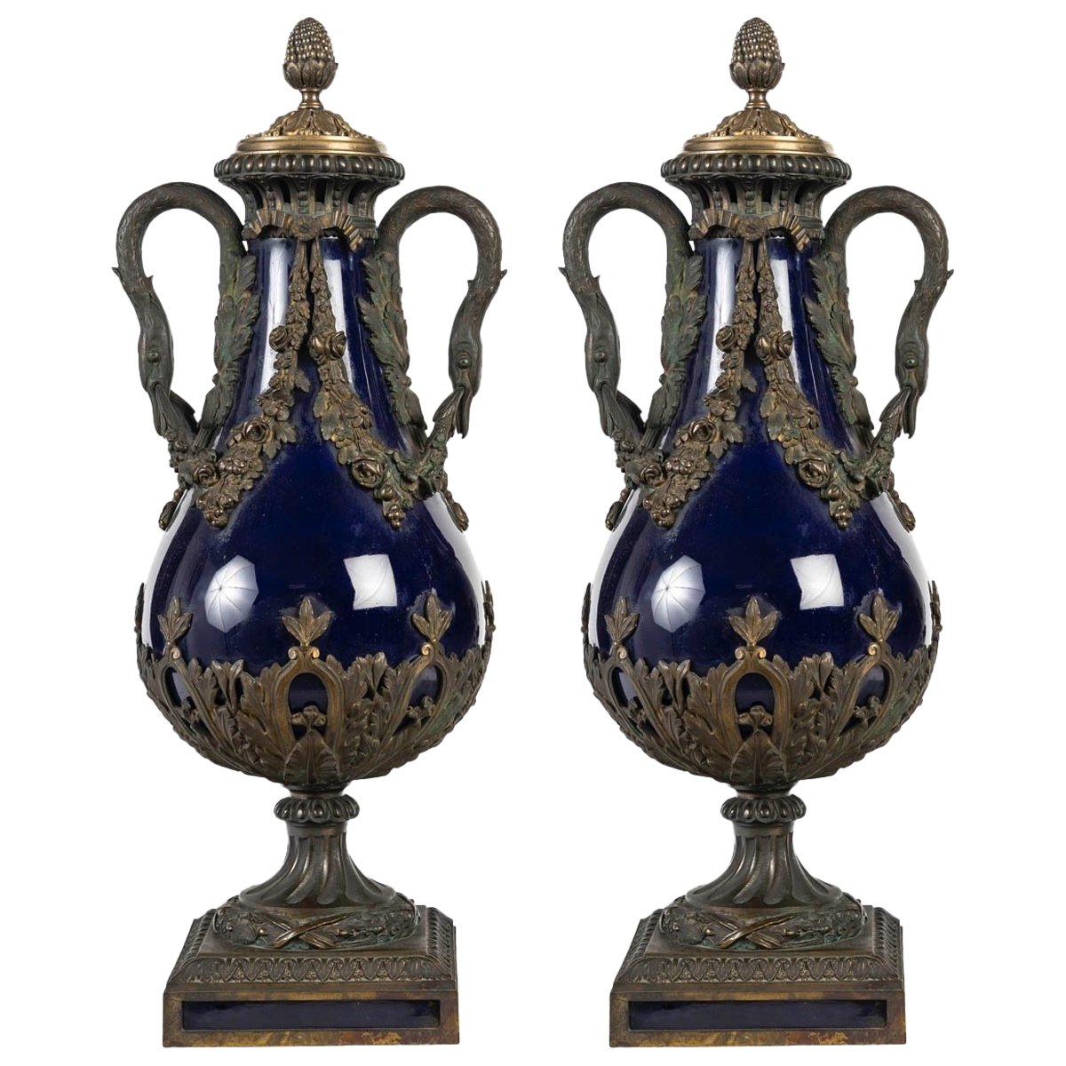 Une paire de vases en porcelaine bleue et bronze doré, époque XIXe siècle — 2
