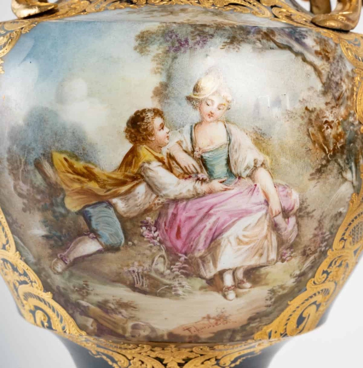 Un vase en porcelaine de Sèvres monté lampe, fin du XIXe siècle — 10