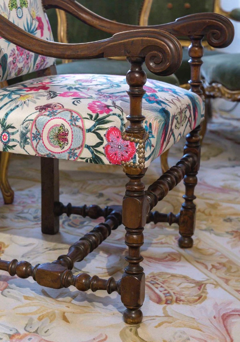 Une paire de Fauteuils de style Louis XIII, époque 18e siècle — 7