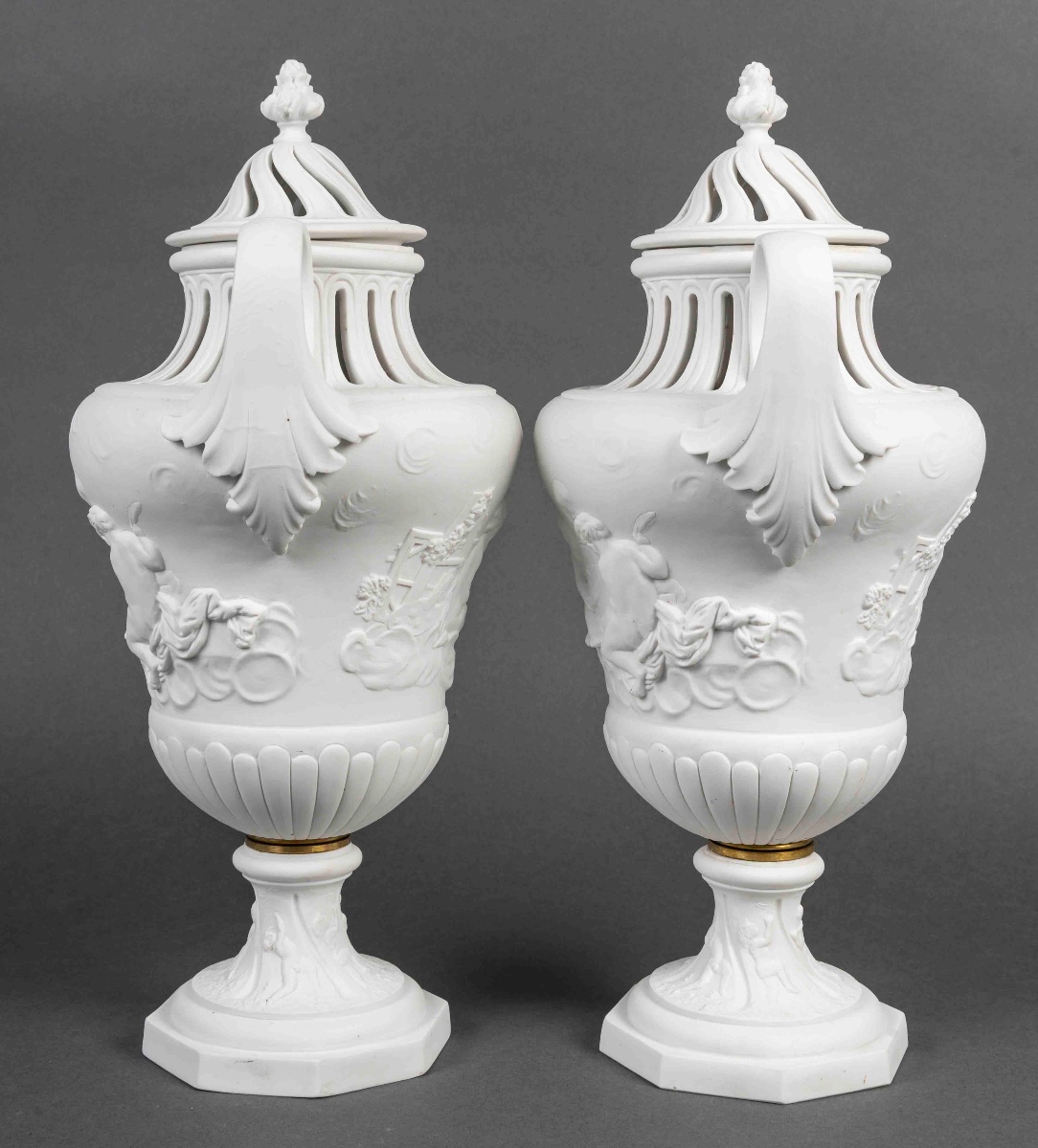 Une paire de vases en biscuit de Sèvres, fin du XIXe siècle — 5