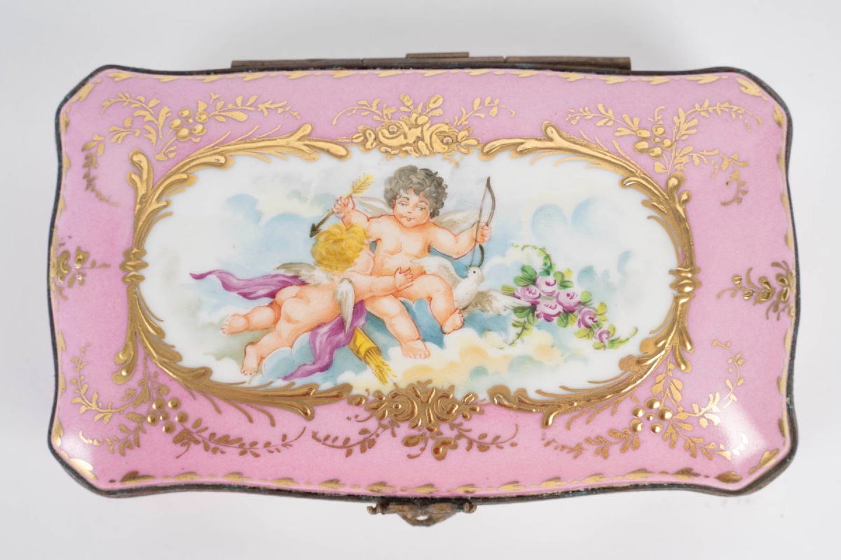 Miniature petite boîte à bijoux en porcelaine de Sèvres, fin du XIXe siècle — 8