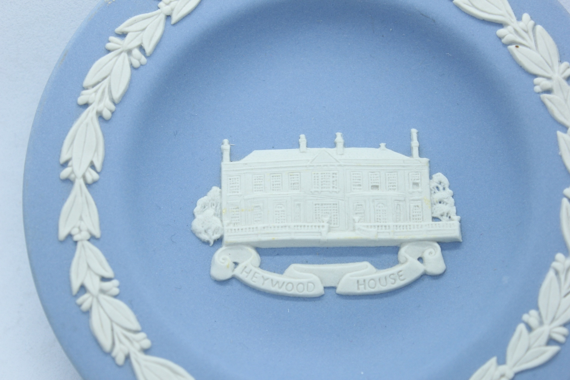 Coupe Commémorative Wedgwood Jasperware – Heywood House– Made in England — 10