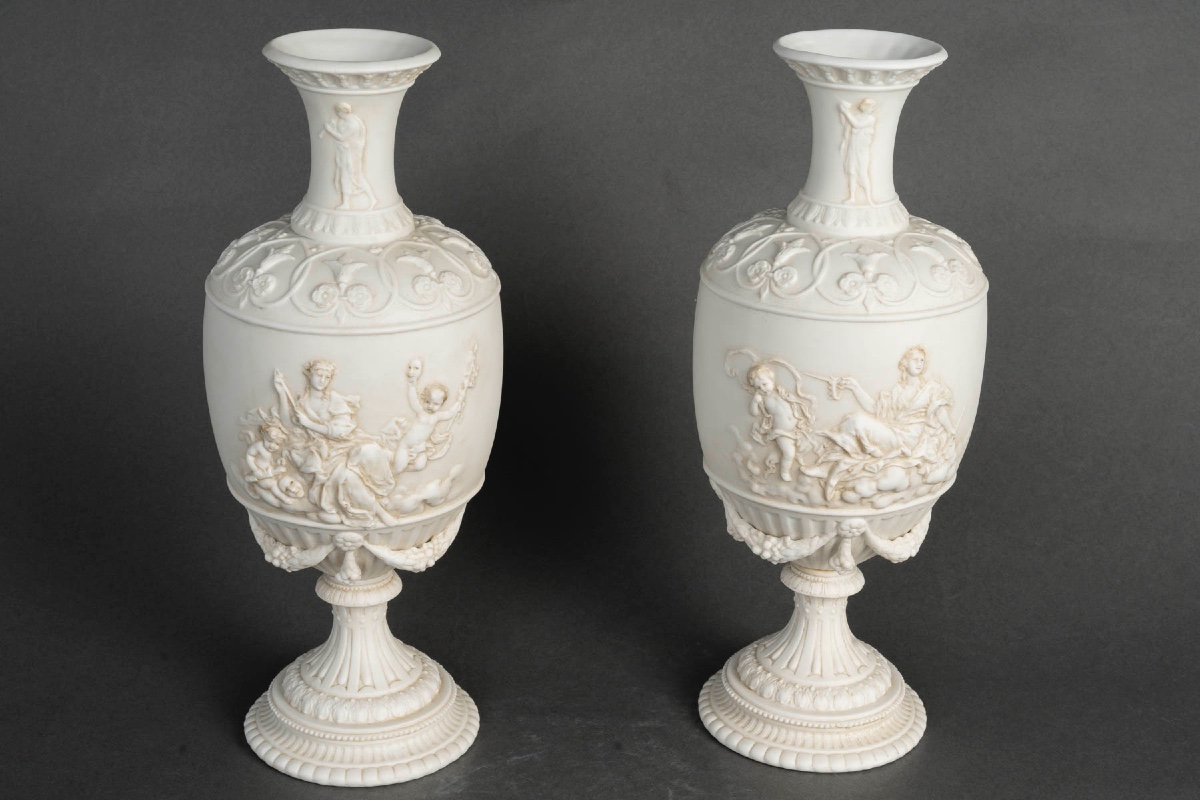 Une paire de vases en porcelaine de biscuit, fin du XIXe siècle — 2