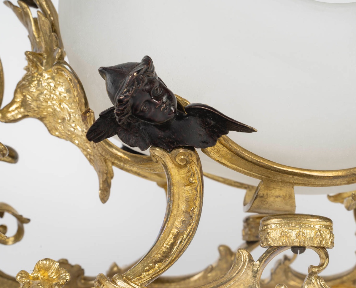 Une caleche en bronze et verre opalescent, fin du XIXe siècle — 11