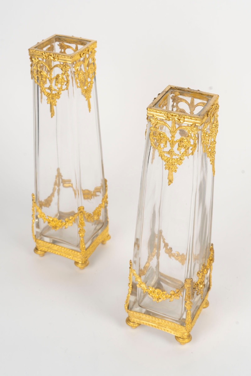 Paire de vases en cristal et laiton doré à décor de mascarons, vers 1900 — 7