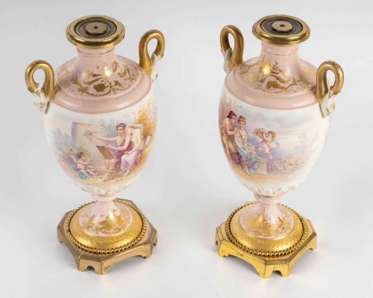 Paire de vases en porcelaine polychrome à décor peint à la main, style Sèvres – fin du XIXe siècle — 5