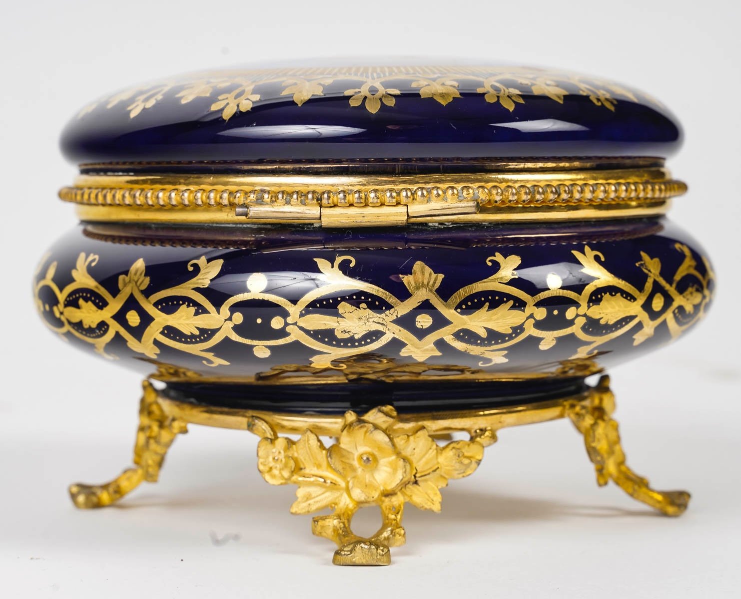 Belle boîte -bonbonnière en porcelaine de Sèvres, fin du XIXe siècle — 7