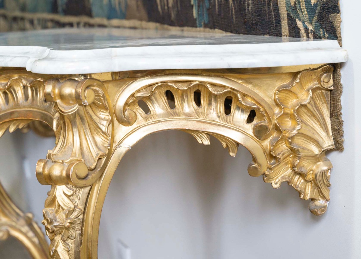 Une console en bois doré de style Louis XV, XIXe siècle — 9