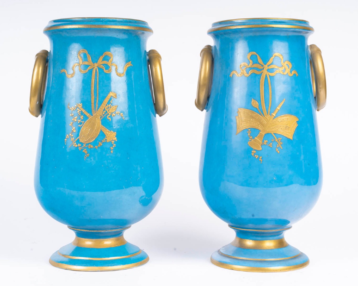 Paire d’urnes en porcelaine dans le goût de Sèvres – fin du XIXe siècle — 7