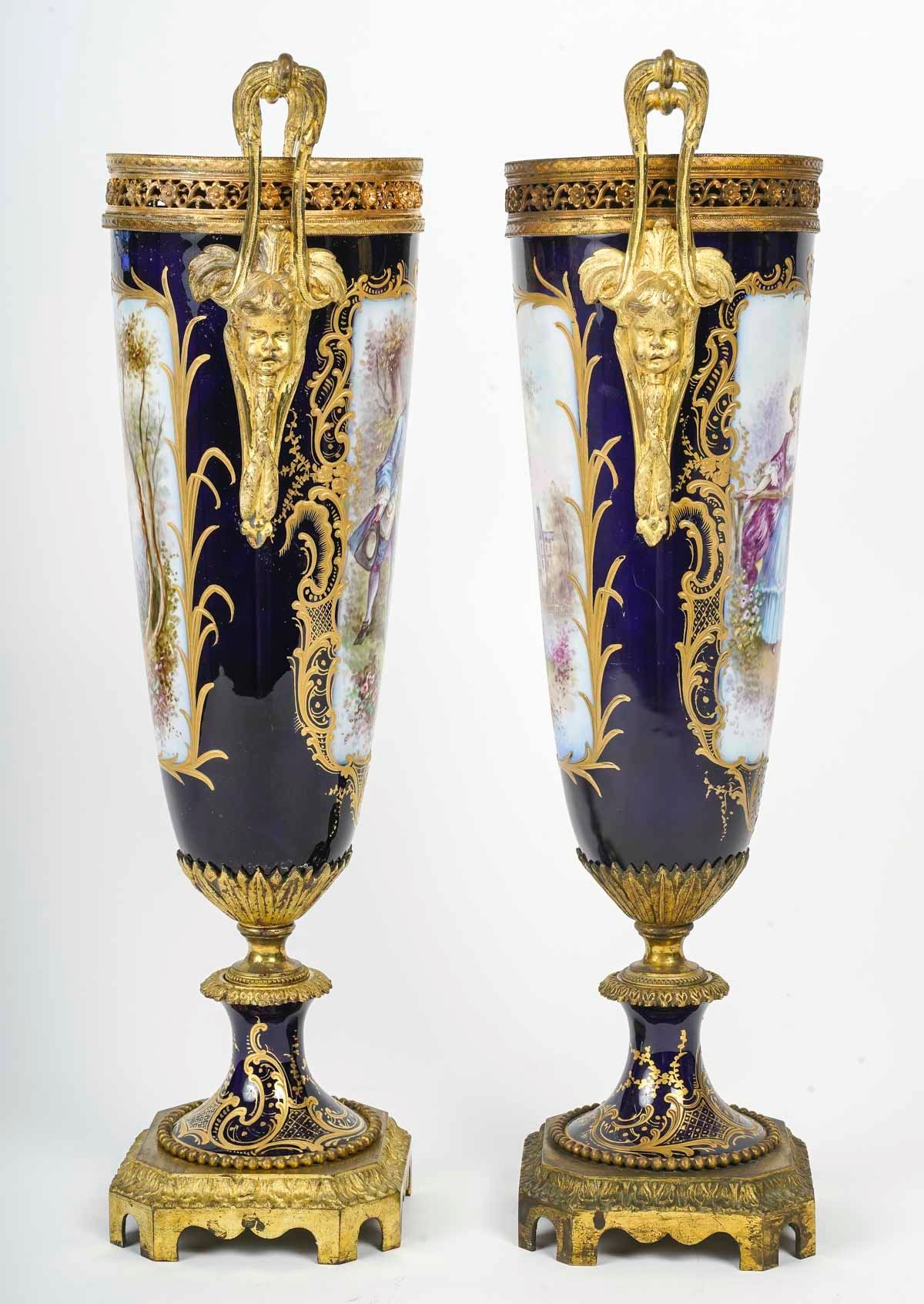 Une paire de vases en porcelaine bleue de Sèvres fin du XIXe siècle — 5
