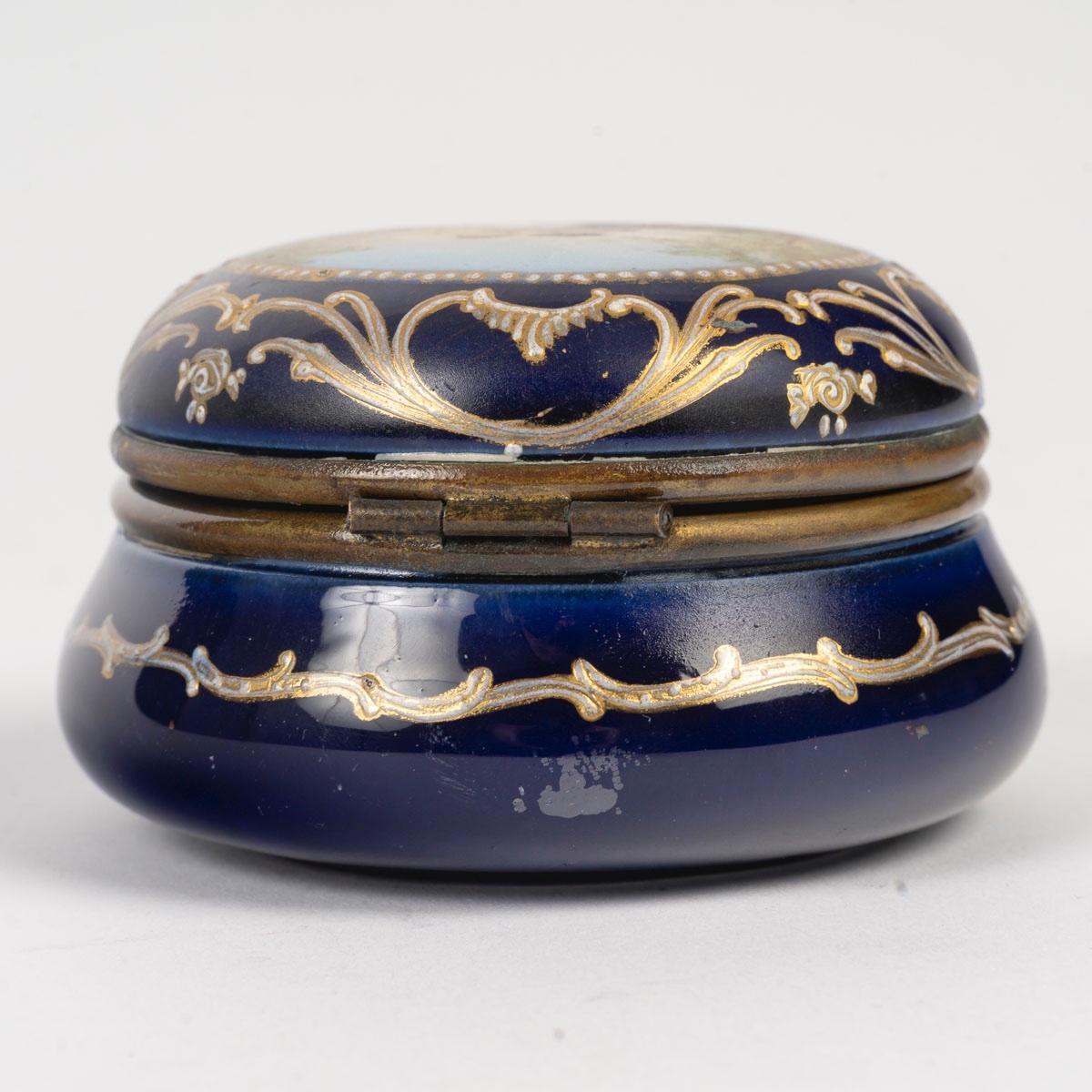 Une miniature boîte à bijoux, en porcelaine de style Sèvres, fin du XIXe siècle — 8