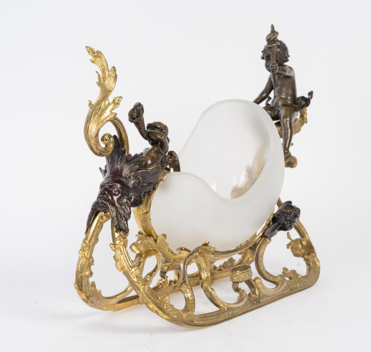 Une caleche en bronze et verre opalescent, fin du XIXe siècle — 4