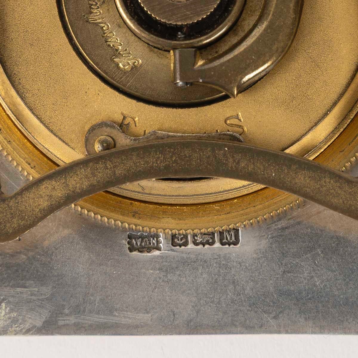 Une pendule miniature en émail, début du XXe siècle — 11
