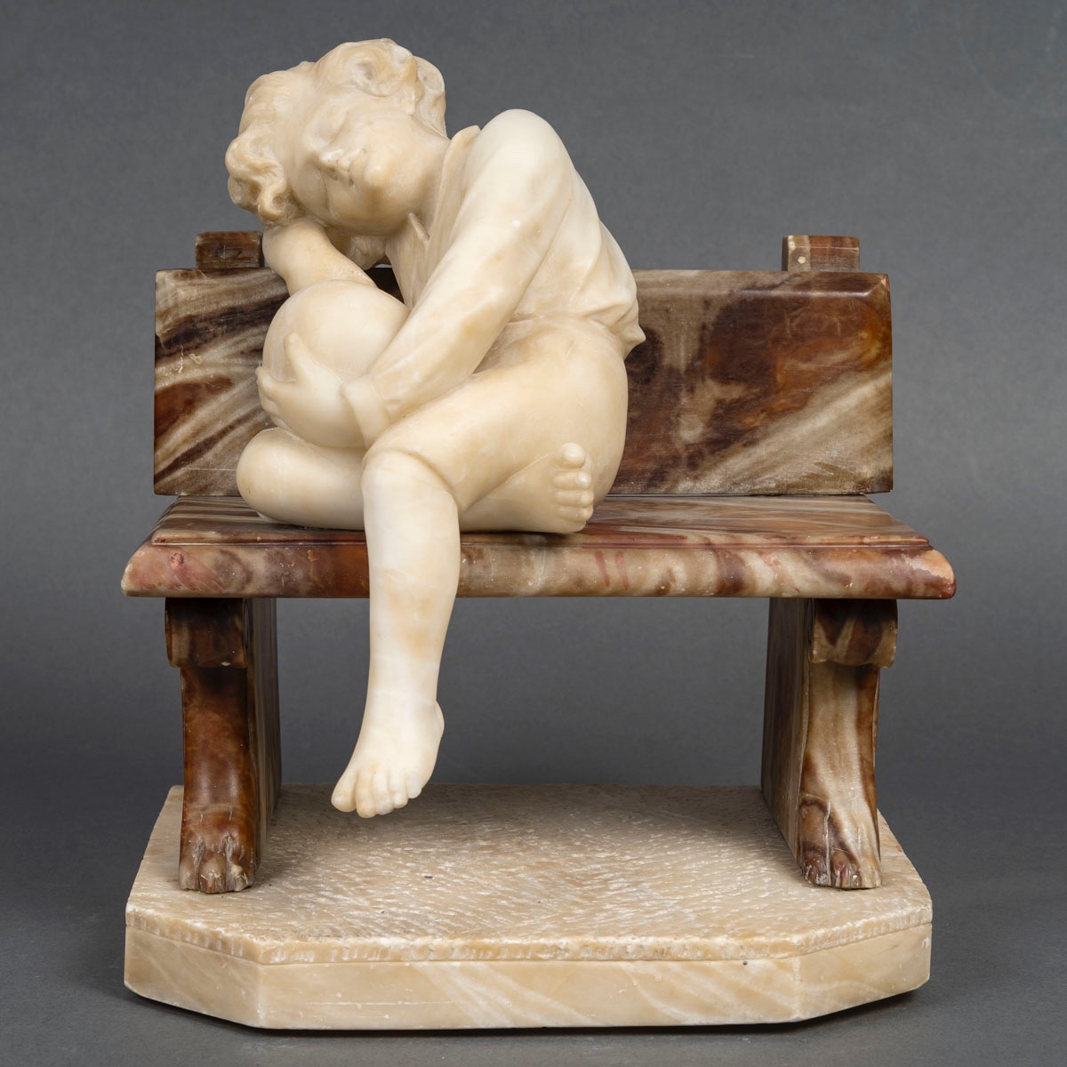 Une sculpture d'un enfant en albâtre, début du XXe siècle
