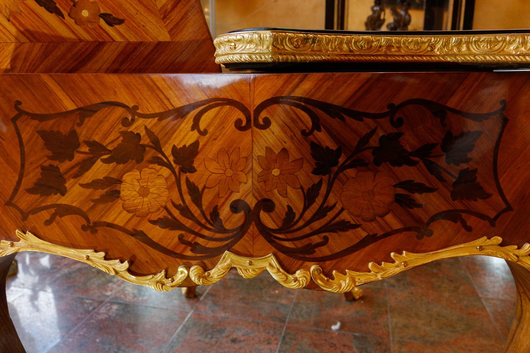 Une belle table à écrire de style Louis XV — 9