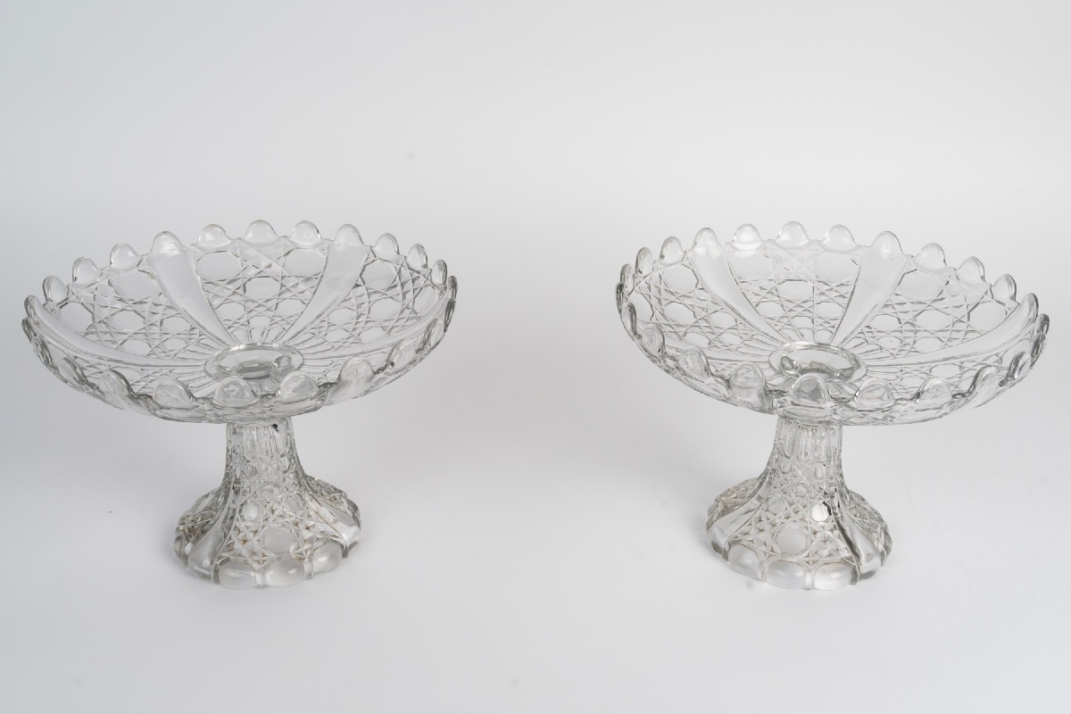 Une paire de coupes en cristal moulé — 7