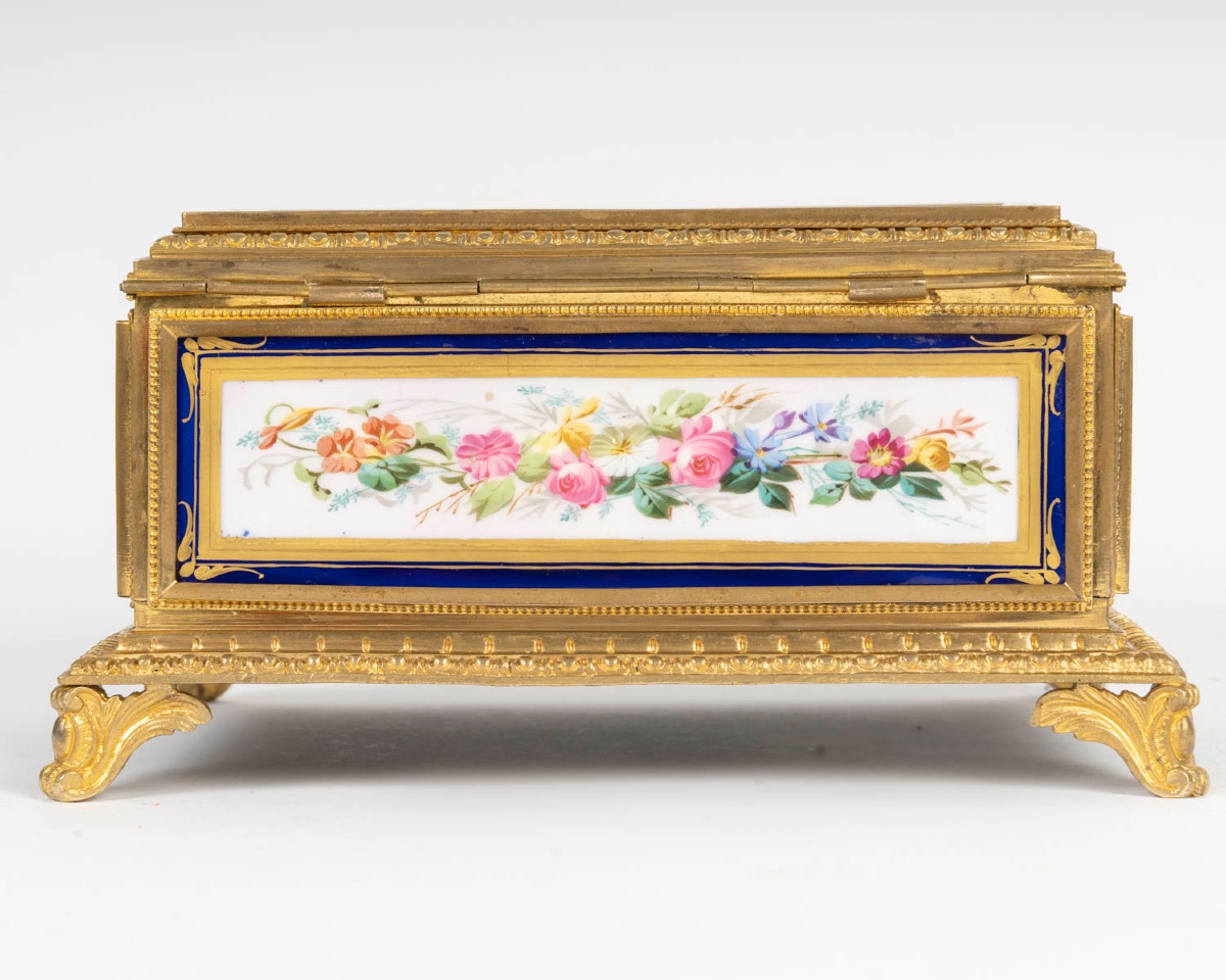 Un coffret à bijoux en porcelaine et bronze doré, fin du XIXe siècle — 11
