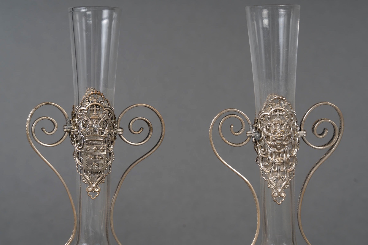 Une paire de petits vases en verre et monture en métal argenté, fin du XIXe siècle — 4