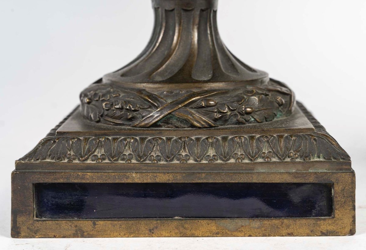 Une paire de vases en porcelaine bleue et bronze doré, époque XIXe siècle — 9