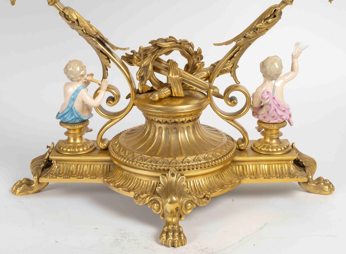 Un grand miroir de table en bronze doré et sculpture en porcelaine, fin du XIXe siècle — 2
