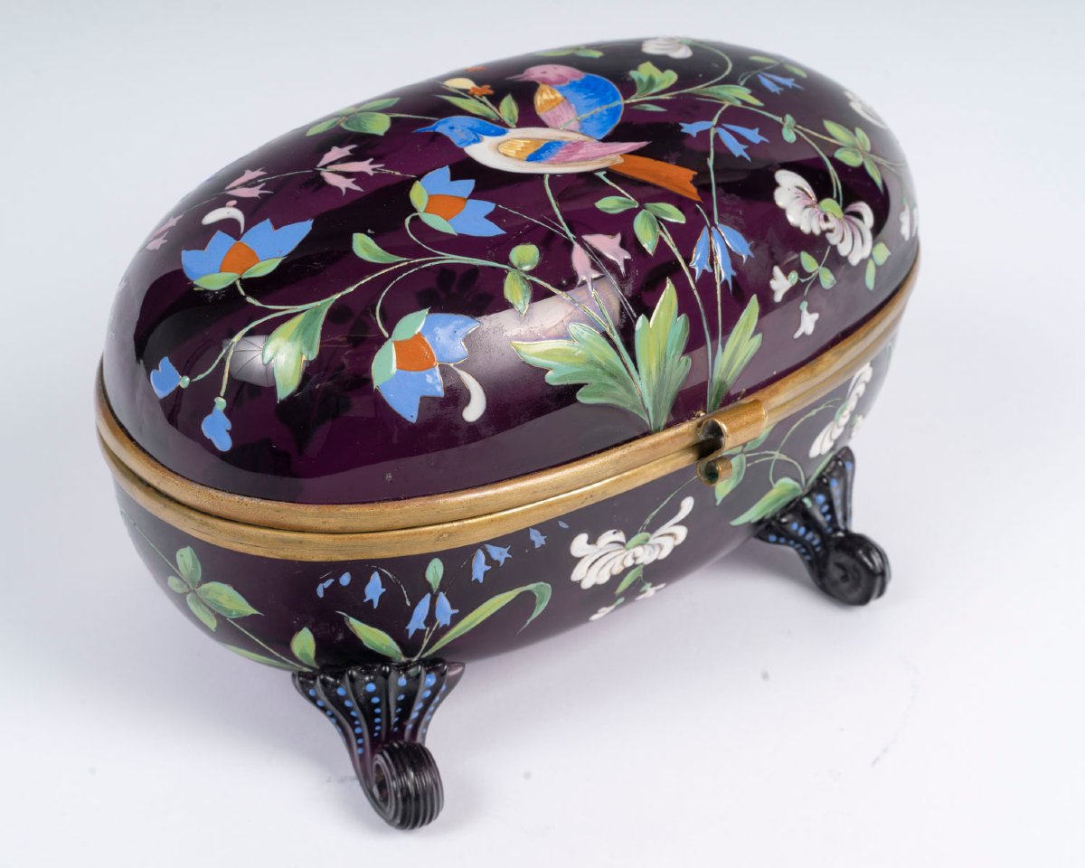 Boîte ovale en verre moulé améthyste à décor émaillé polychrome, art nouveau, vers 1900 — 2