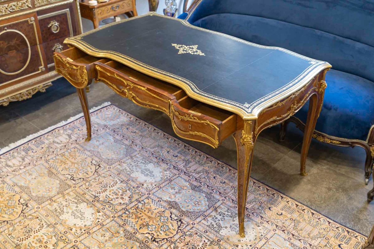Bureau plat de style Louis XV en bois de violette et bronzes dorés, fin du XIXe siècle — 12