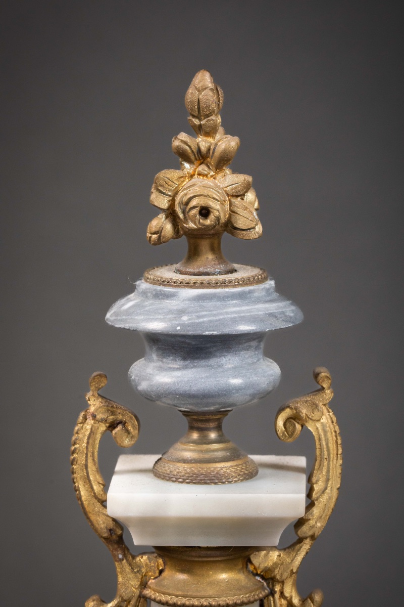 Une garniture de cheminée en marbre blanc et bleu turquin, fin du XIXe siècle — 9