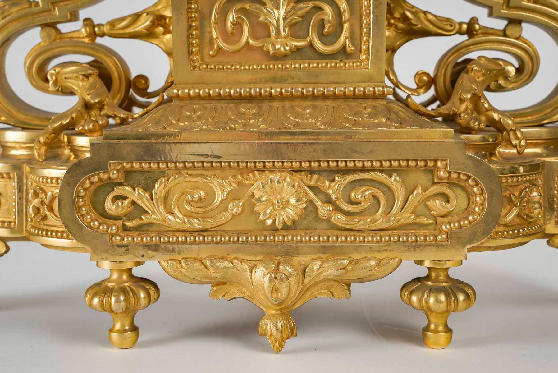 Une pendule en bronze doré de style Louis XVI, XIXè siècle — 8
