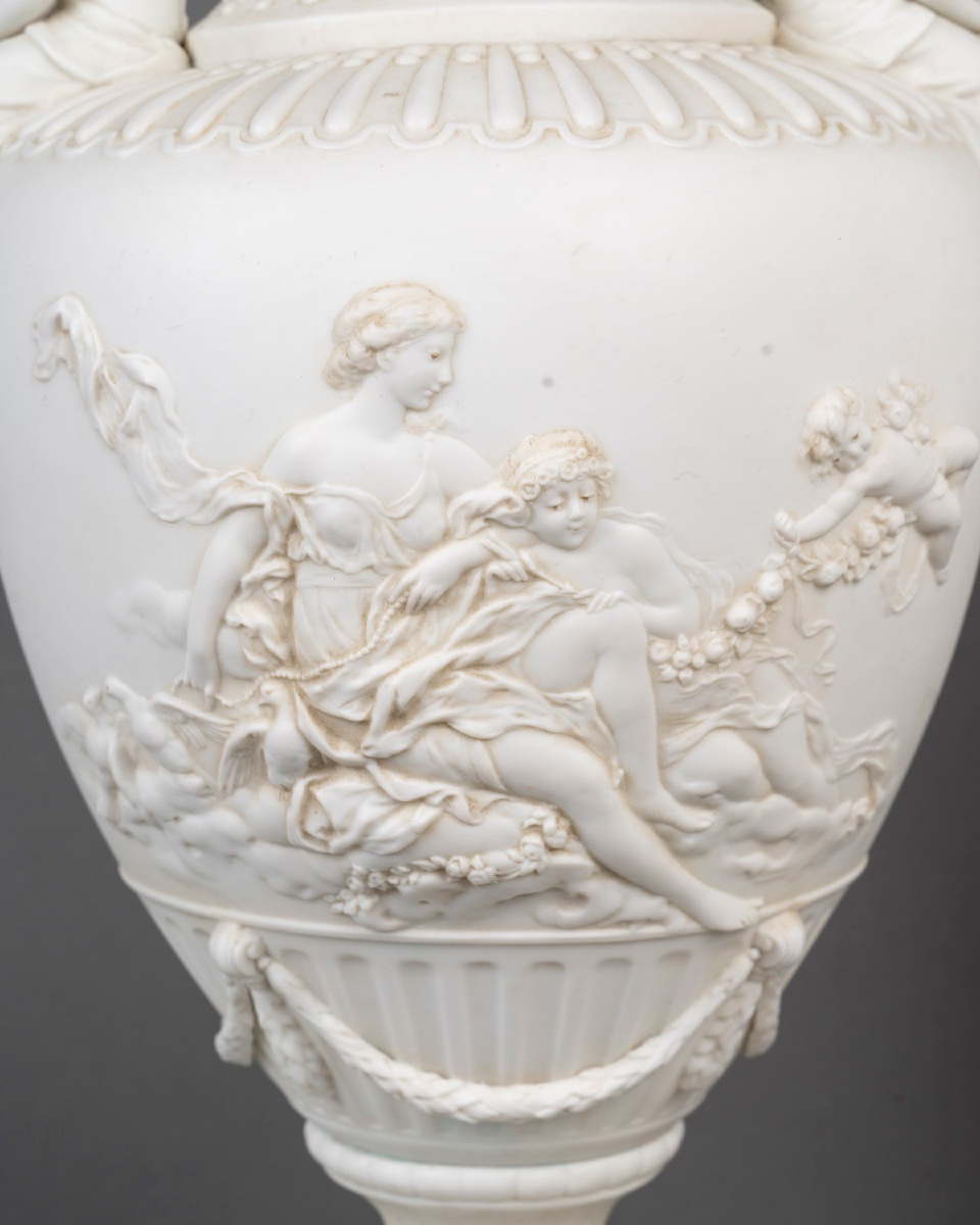 Biscuit une paire de vases en porcelaine de biscuit, fin du XIXe siècle — 6