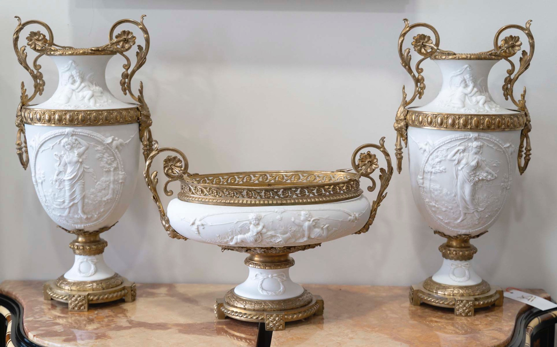 Un ensemble de deux vases et une coupe en biscuit et bronze doré, XIXe siècle — 19