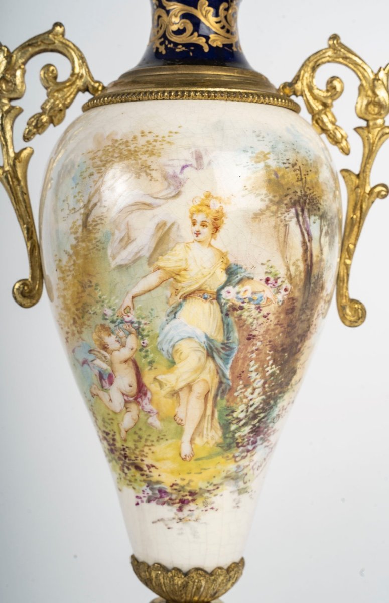 Une paire de vases en porcelaine et Faïence, Sèvres fin du XIXe siècle — 8