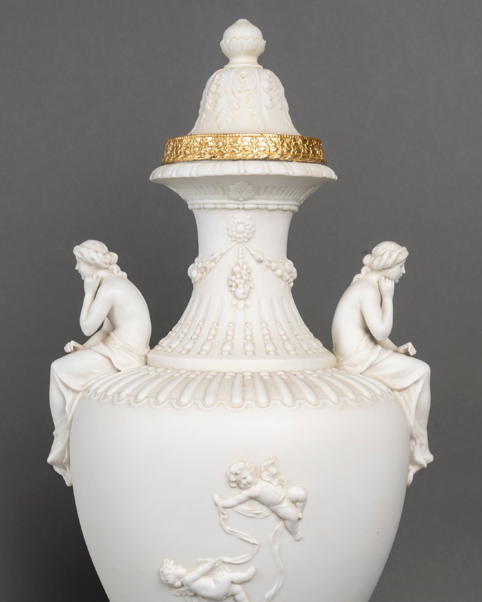 Biscuit une paire de vases en porcelaine de biscuit, fin du XIXe siècle — 4