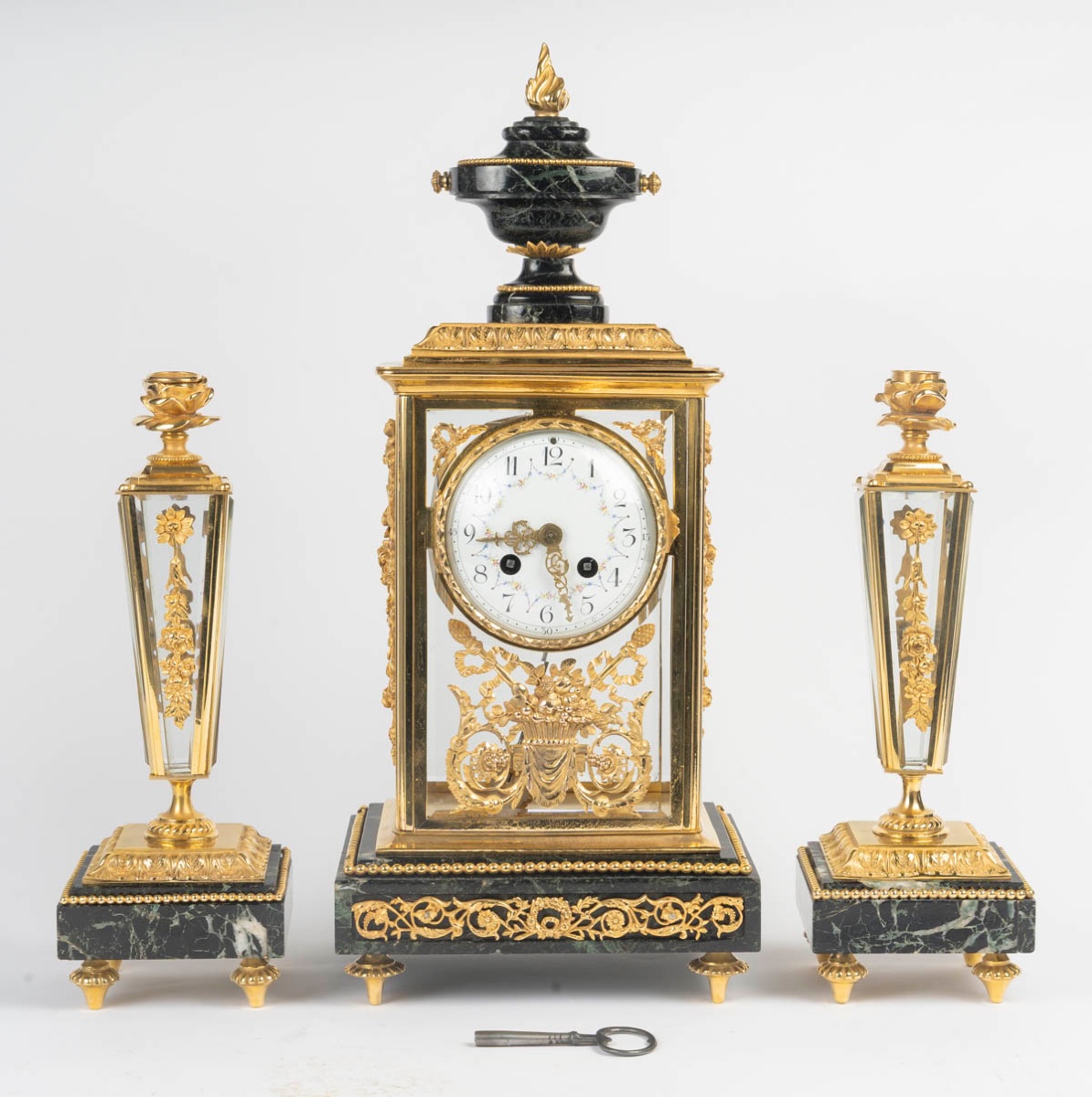 Une garniture en bronze doré et marbre vert de mer, fin du XIXe siècle — 2