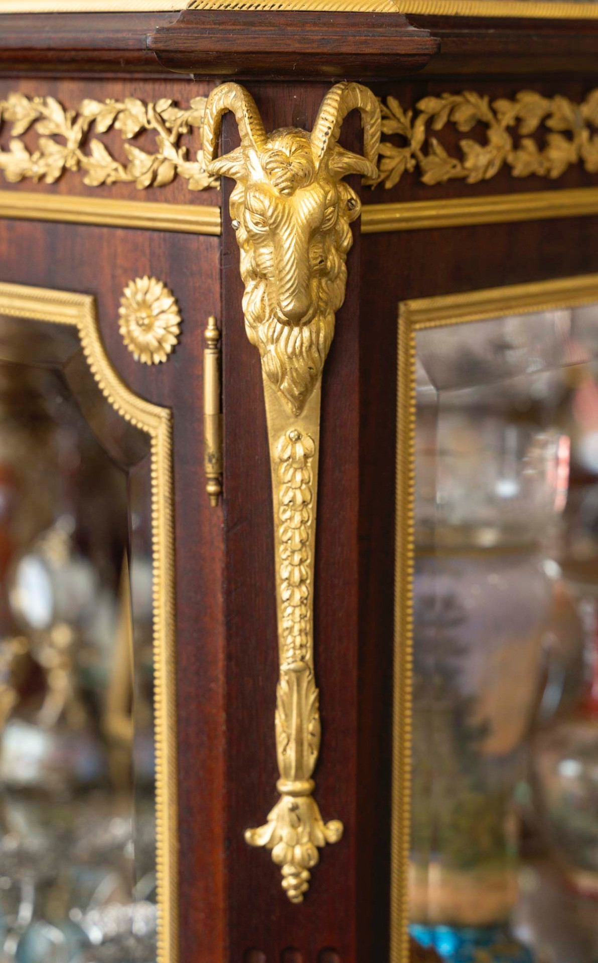 Une vitrine en acajou de style Louis XVI, fin du XIXe siècle — 17