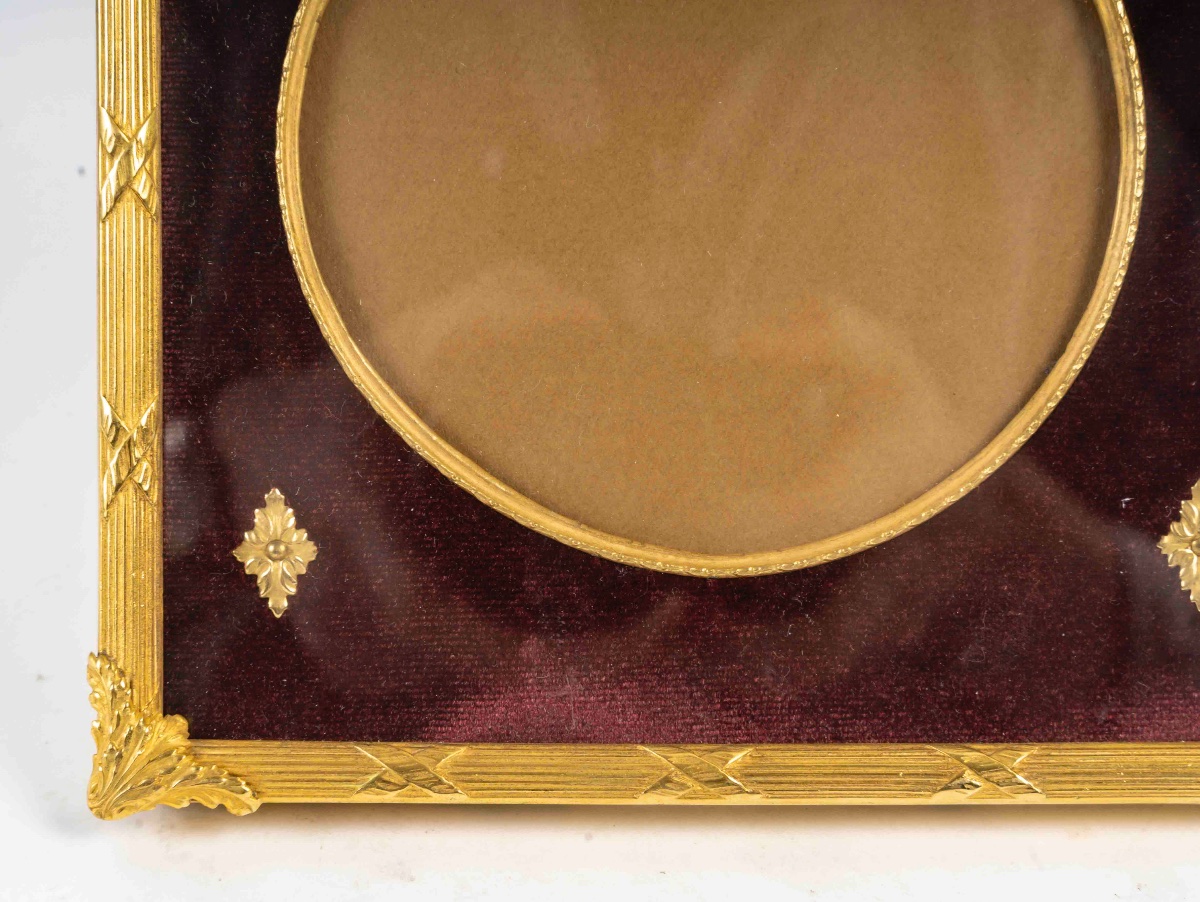 Un cadre photo en bronze doré de style Louis XVI, fin du XIXe siècle — 9