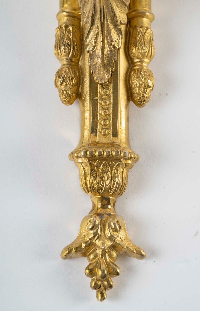 Une paire d'appliques en bronze doré de style Louis XVI, fin du XIXe siècle — 8