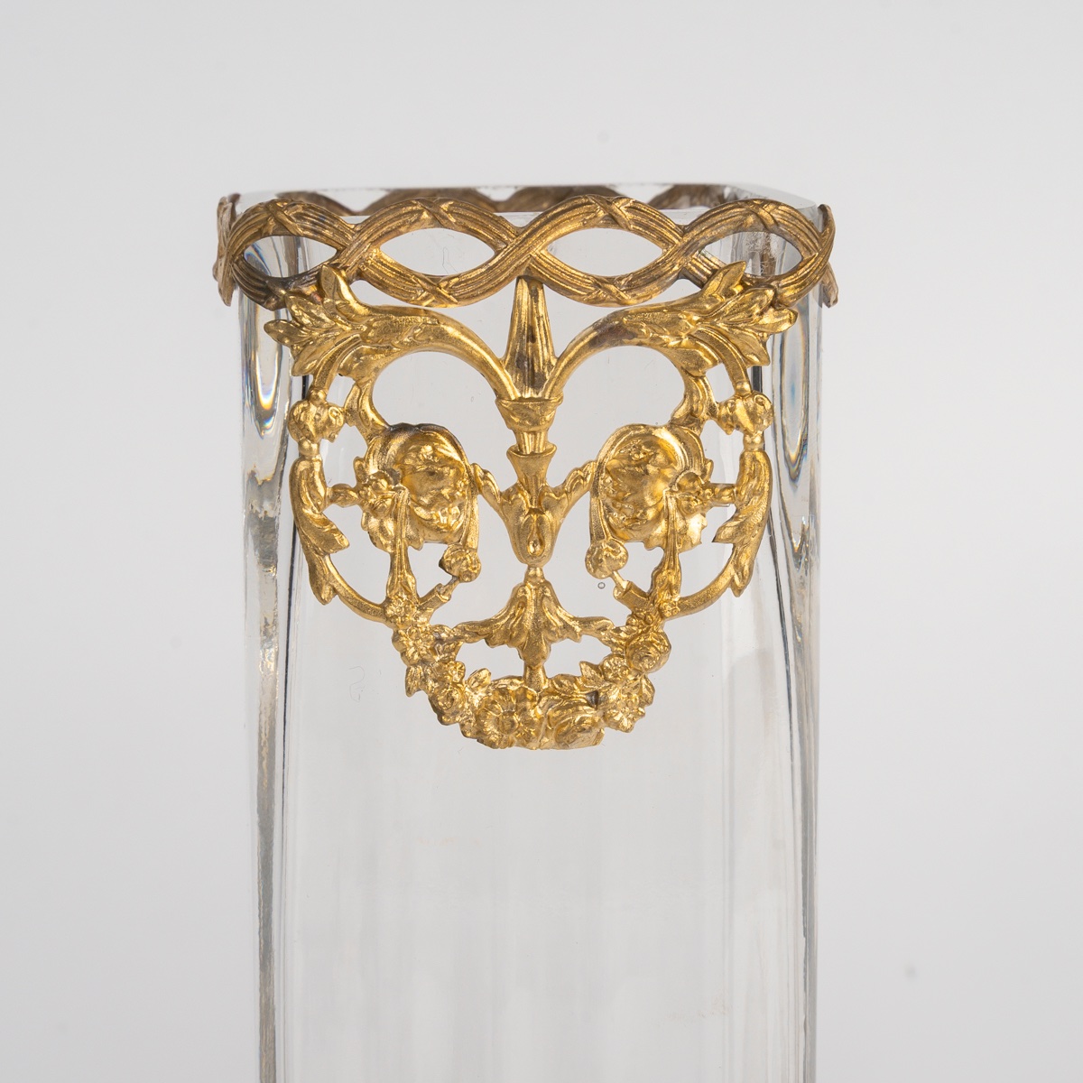Paire de vases en cristal et bronze doré, style Louis XVI, fin du XIXe siècle — 10