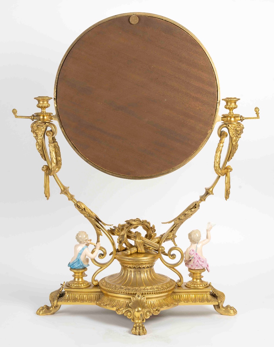 Un grand miroir de table en bronze doré et sculpture en porcelaine, fin du XIXe siècle — 3