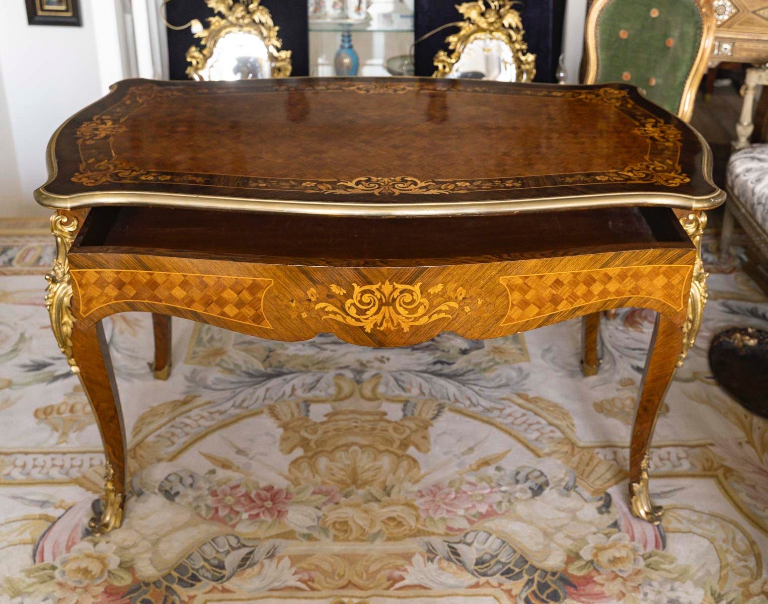 Une table de centre en marqueterie et bronze doré, fin du XIXe siècle — 13