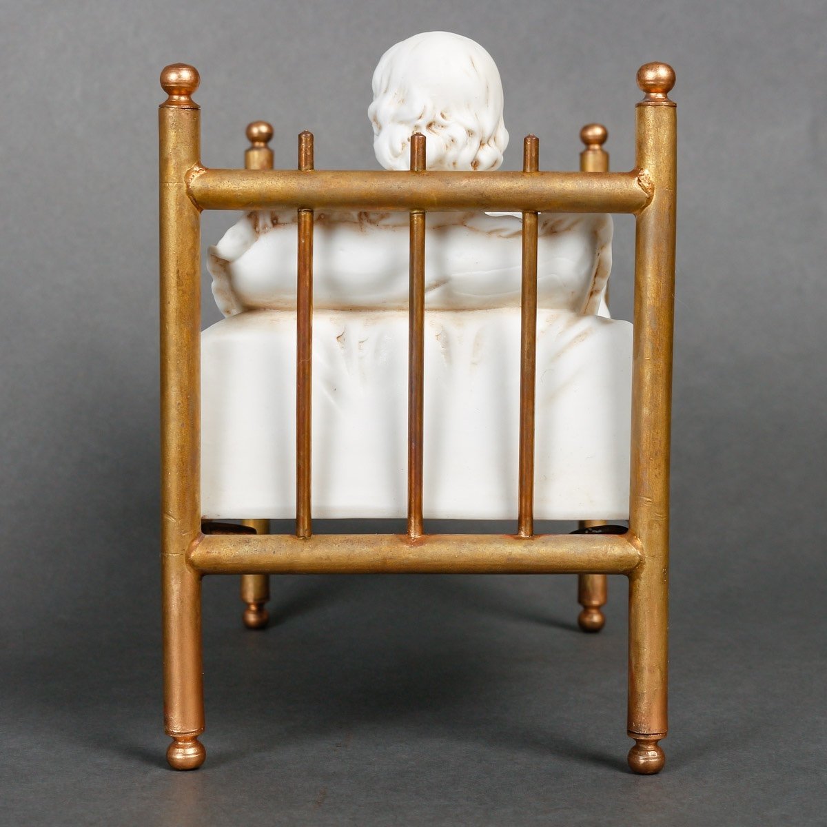 Miniature en biscuit sur un lit en bronze doré époque fin du XIXe siècle — 6