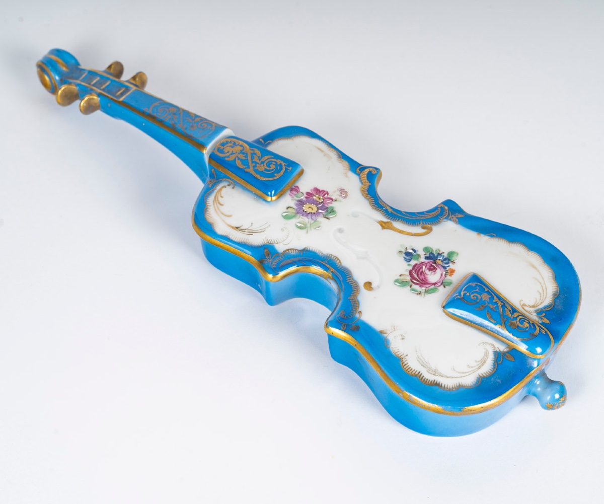 Une boîte coffret en porcelaine de Forme Violon, fin du XIXe siècle