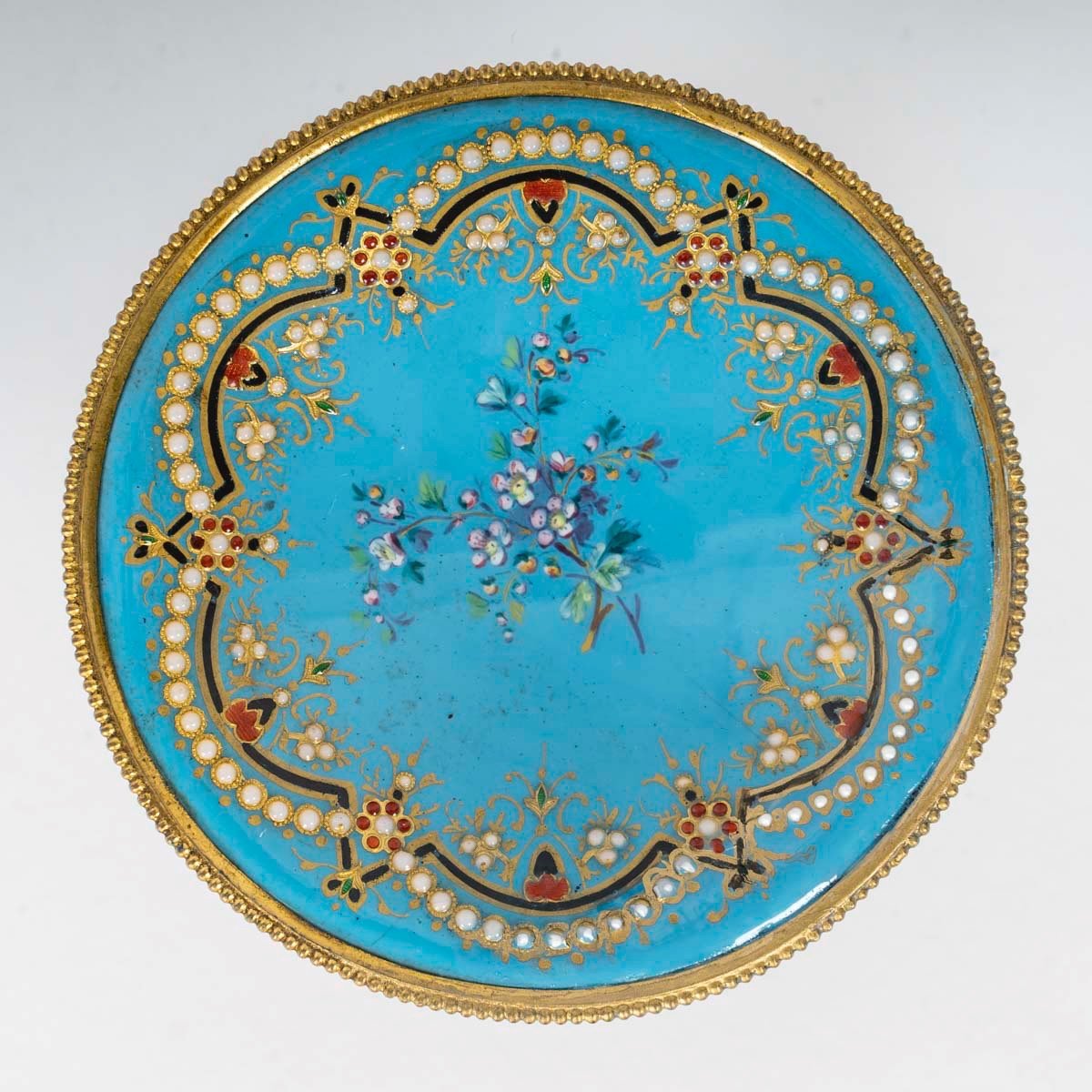 Une belle coupe sur pied miniature en émail, circa 1880 — 4